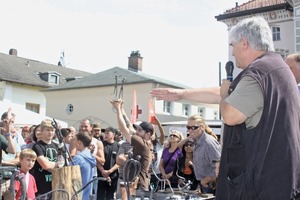  Peter Elgaß (r.), einer der Vorstände des Internationalen Fachverbandes Gestaltender Schmiede (IFGS), versteigert die Kunstwerke der Biennale.  