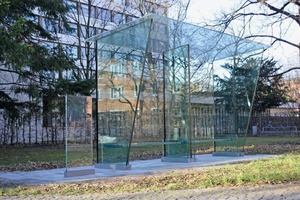  Bislang einzigartig: Der Ganzglas-Unterstand auf dem Campus Lothstraße an der HM München. 