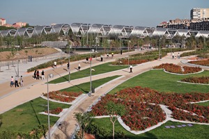  Mit der Fußgängerbrücke Pasarela del Arganzuela hat Stararchitekt Dominique Perrault ein Wahrzeichen für den Manzanares-Park in Madrid geschaffen. 