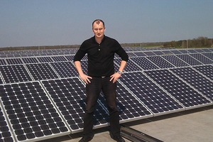  Uwe Liebehenschel vor der ersten von seiner Firma errichteten Photovoltaikanlage mit 250 kWp Leistung. 