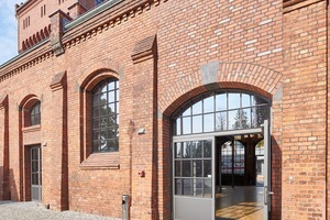  Nordwestlicher Eingang zum Audimax im ehemaligen Kesselhaus. 