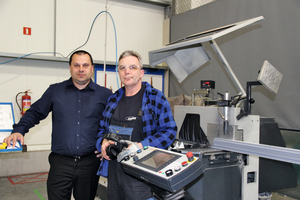  Managing Director Sebastian Mruk (l.) ist stolz auf sein motiviertes Personal. Auf dem Foto mit Tadeusz Kowalski, dem Mitarbeiter am Halbautomaten. 