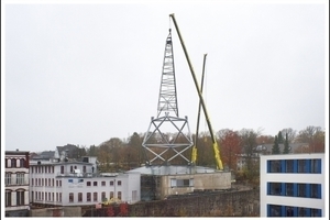  Der zweigeschossige Anbau dient als Fundament für die markante Stahlkonstruktion. 