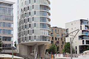  Hochhäuser mit mit augenfälliger Fassadenarchitektur säumen den Kai zur Elbphilharmonie. 