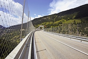  Ganterbrücke: Suizid-Barriere mit Webnet-Konstruktion. 