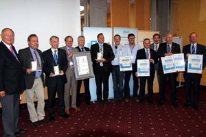  Zufriedene Sieger:&nbsp;Peter Albers (l.) und VFF-Präsident Bernhard Helbing (3. v. r.) mit den Gewinnern des Marketingpreises 