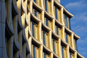  The window elements have high-quality brass-coloured frames, in which rays of sunshine be reflected.Den Fensterelementen aus Aluminium wurden messingfarbene Rahmen vorgesetzt, die die Sonnenstrahlen reflektieren. 