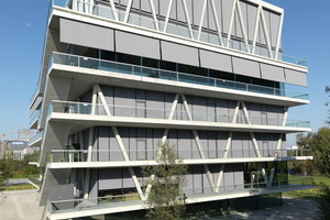  Imposanter Glaskubus mit vertikalem Sonnenschutz 