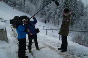  Besichtigung mit Fernsehteam vom Bayerischen Rundfunk: Gemeindemitarbeiter Markus Gehrle-Neff stellt vor Ort Tatsachen klar 