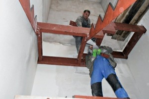  Eine Stahltreppe konnte in Teilen über das vorhandene Treppenhaus ins Gebäude transportiert werden. 