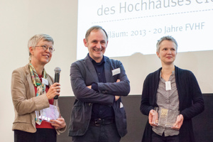  Gewinner Architekt Volker Staab (m.) freut sich mit Ellen Göbel (l. Kanzlerin Hochschule Darmstadt) und Projektleiterin Angelika Egner  