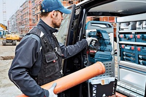  Auf der Fahrt zur Baustelle läd das „Wireless Charging Holster“ den Akku-Schrauber auf. 