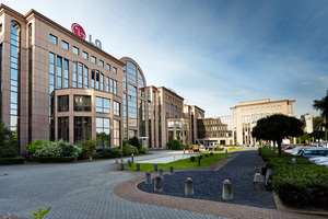  Beim Büro- und Hotelkomplex „Business In-West“ in Ratingen wurden die Beschläge statt der Fenster getauscht und so ca. 85% der Kosten gespart. 