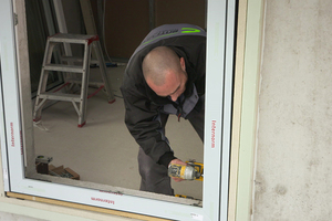  Wenn das Vorwandmontagesystem eingebaut ist, kann der Fensterrahmen montiert werden. 