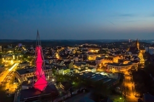  Der Turm mit rot beleuchteter Membranhelix bei Nacht. 