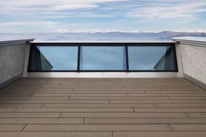  Der obere Bereich der Panoramaverglasung zieht sich bis auf Brüstungshöhe der Dachterrasse. 