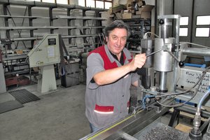  Werner Palten, Geschäftsführer von Pur schätzt an der Maschine die Wiederholgenauigkeit beim Bohren. 