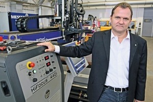  Carsten Trentau, Geschäftsführer Kjellberg Vertrieb GmbH, an einer Präzisionsplasmaschneidanlage der Baureihe HiFocus. 
