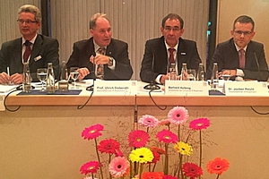  Geschäftsführer Dr. Jochen Peichl (v.r.n.l.), Bernhard Helbing, Vorsitzender des Vorstands, Institutsleiter Prof. Ulrich Sieberath und Jürgen Benitz, Leiter der Kommunikation. 