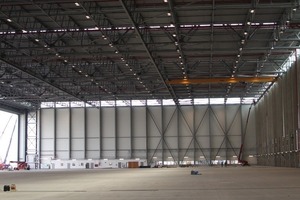  Beeindruckende Innenansicht des über 200 Meter langen Hangars 