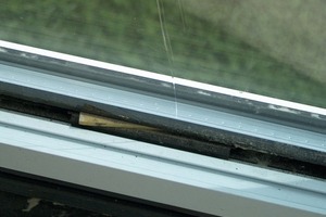  Fehlerquelle: Der schräg im Glasfalz  liegende Klotz führt zu Rissen im Glas. 